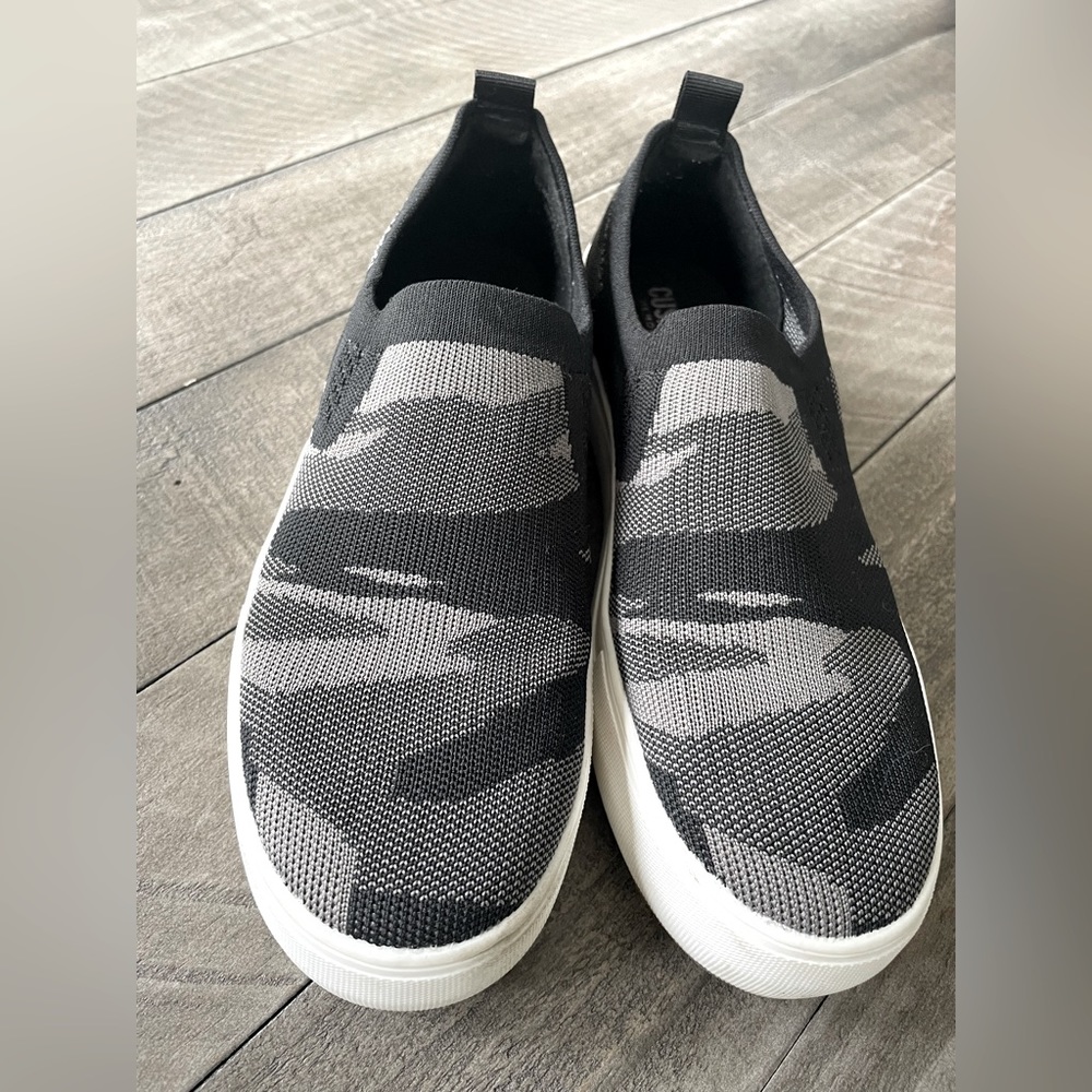 Women’s size 8 Black Camo Cushionaire Memory Foam Slides.